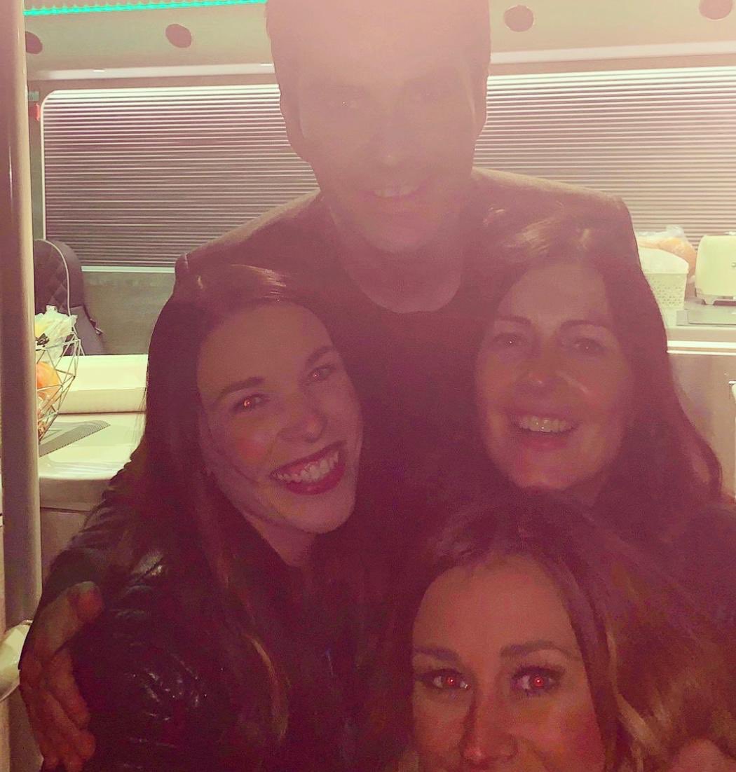 kerriphowell's tweet photo. So last night #kellyjones was lovely to meet you ,we came, we saw, and we managed to get the shitest picture ever 📸🤦‍♀😂 it could only happen to us!! 😂 Thank you for your time 🏴󠁧󠁢󠁷󠁬󠁳󠁿 #dontletthedeviltakeanotherday tour #stereophonics #youmakemefeelliketheone https://t.co/0ze6hfUHFl