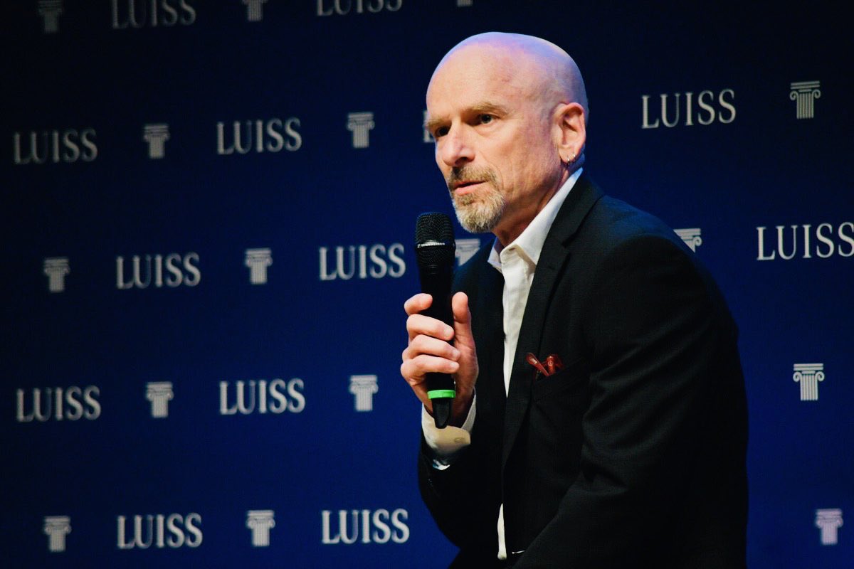 Giannilostorto's tweet photo. I am a #visionary, but with my feet firmly rooted to the ground of #culture and #knowledge. Our trajectories no longer go linearly from A to B. We invent our own work now, #zigzagging, perpetually building our professional roles. @jaytiesse at @UniLUISS @Harvard #LuissFreshers19 https://t.co/ZAGdPA0H8r