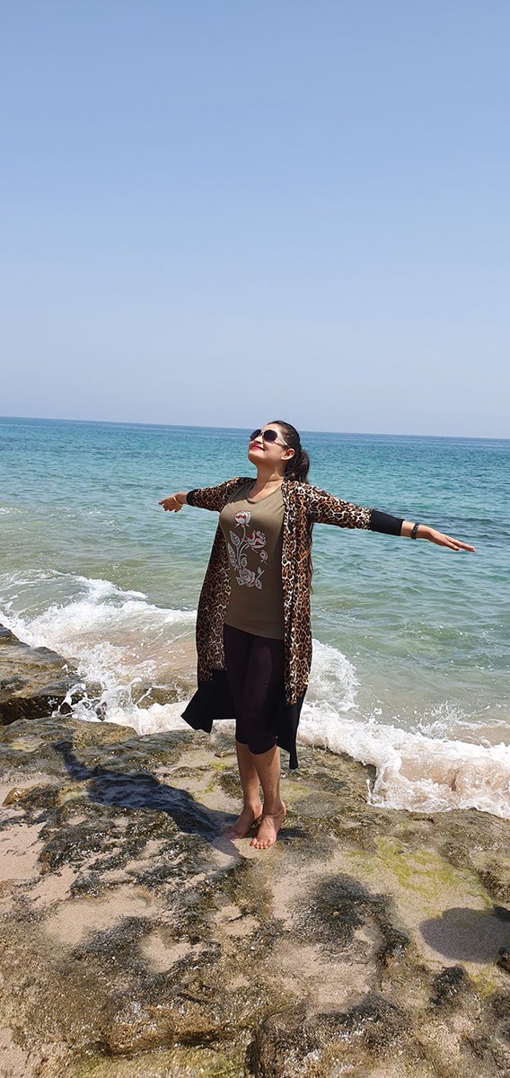 actressshila's tweet photo. এক পায়ে নুপুর আমার অন্য পা খালি
 এক পাশে সাগর এক পাশে বালি 😘😘 https://t.co/aOCmqflSQa