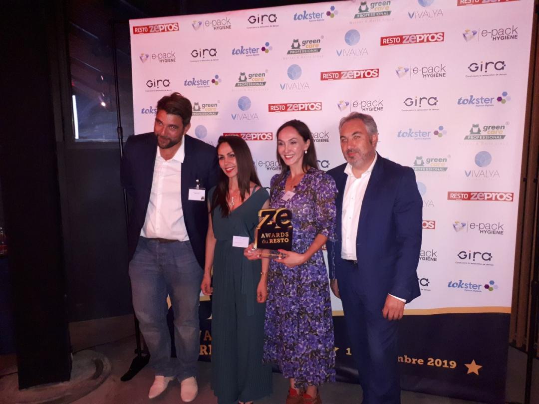 CHRNumerique's tweet photo. Heureux d'avoir remis le Prix de la meilleure initiative digitale à Leili Akhmeidova (Le Relais Russe), qui dirige un restaurant entièrement digitalisé, de la réservation à l’HACCP. Bravo aux équipes @Zepros_resto et @TOKSTER_France pour cette 1ère édition ! https://t.co/L4sDOv895e