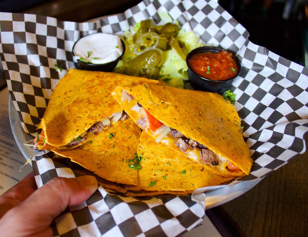 Tuesdays = Half price Quesadillas & Nachos! Plus, $4 Modelo Cans. 🌶🌶🌶 

#quesadilla #eeeeeats #chicagofoodscene #chifood #chitown #fabfoodchicago #chicagoland #likefoodchicago #chicagoeater #chicagolunch #chicagobars #chicagostyle #chicagofoodmag #chicagofoods