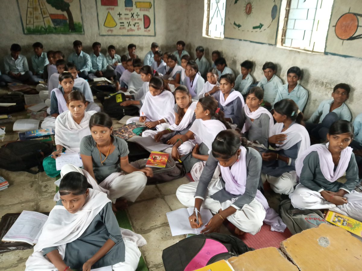 Surendr84893858's tweet photo. ग्रा, प,कालीघाटी मैं हाई स्कूल बने4 वर्ष पूर्ण होने के आये पर अभी भी बच्चों को पुरानी स्कूल में भीड़ भाड़ मैं बैठ कर पढ़ाई करने पर मजबूर हैं आखिर प्रशासन क्यो ध्यान नहीं दे रहा है बच्चों की पढ़ाई बाधित हो रही हैं।
#evolunteer @deepakmistry79 @jitupatwari @collectorjhabua @CMMadhy https://t.co/pojNZiIy6K