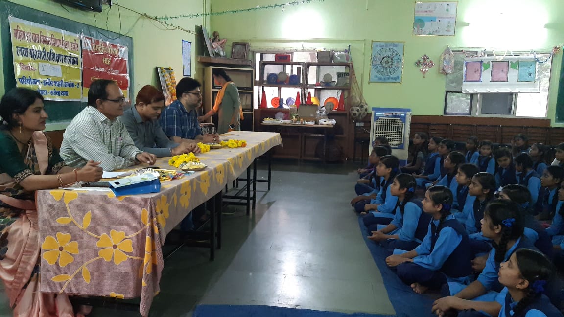 IndorePoshan's tweet photo. It is always nice if there is 2 way comunication nd that's what v witnessed at today's #POSHAN event with these adolescent girl's. Their curiosity 2 knw mre about ways 2 stay healthy nd fyt Anemia chargd us up evn mre 2 achieve our goal.
#PoshanMaah2019 #SuposhitMP @MinistryWCD https://t.co/PqktA7R4LA