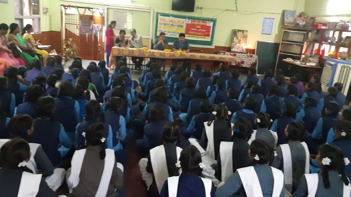 IndorePoshan's tweet photo. It is always nice if there is 2 way comunication nd that's what v witnessed at today's #POSHAN event with these adolescent girl's. Their curiosity 2 knw mre about ways 2 stay healthy nd fyt Anemia chargd us up evn mre 2 achieve our goal.
#PoshanMaah2019 #SuposhitMP @MinistryWCD https://t.co/PqktA7R4LA