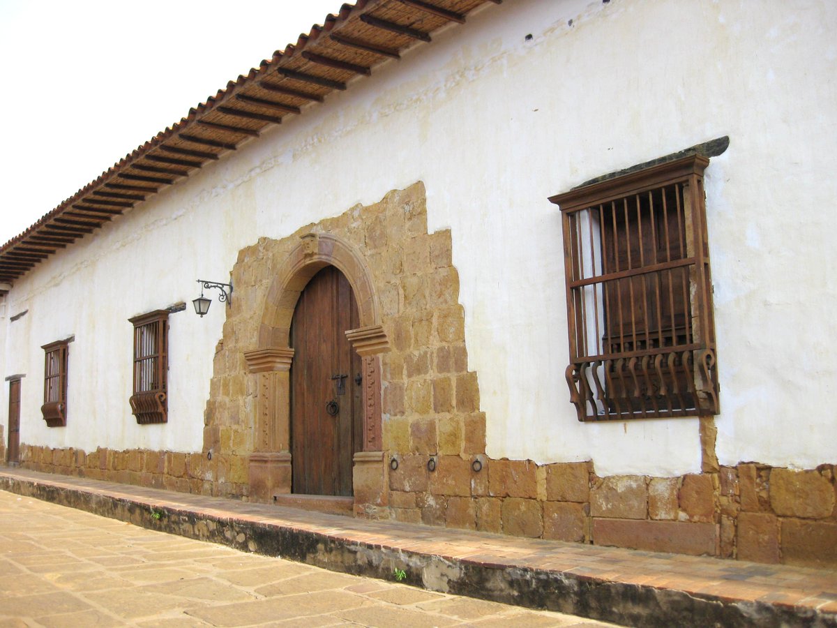 Barichara es uno de los pueblos de la #RedDePueblosPatrimonio, Siempre radiante, parece suspendida en el tiempo, el cual no ha hecho mella en su arquitectura y calles empinadas. Un lugar del cual no saldrás igual a como llegaste. <a href="/MincomercioCo/">MinComercio Colombia</a> <a href="/fonturcol/">Fontur Colombia</a> <a href="/redpueblos/">Pueblos Patrimonio</a>