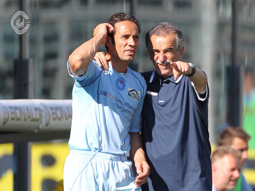 UCAlbinoLeffe's tweet photo. Il martedì è la giornata dei ricordi! 😍
It's #aLWall time! 🤩⚽️
Cosa vi ricorda questo scatto? 📸 🤔
Lasciate i vostri commenti ✍️ e like 👍 qui sotto! 👇🏼
#aLVintage 📺
#ForzaScècc 🤙
#ForzaaL 💙 https://t.co/a1uOf2tLym