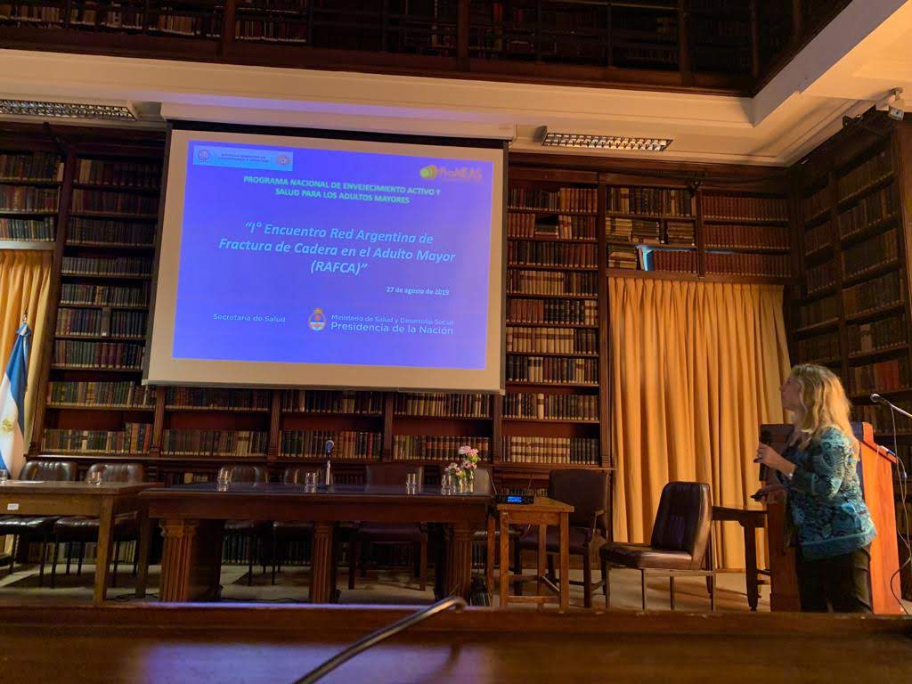 ArgentinaRafca's tweet photo. Primer encuetro #RAFCA, Academia Nacional de Medicina. La Dra. Jarolavsky Claudia presentó el Programa Nacional de Envejecimiento Activo y Salud del Ministerio de Salud de la Nación (ProNEAS), donde se expuso el Programa de caídas en el adulto mayor. @SaludyDSocialAr https://t.co/MU7EVJ2BTZ