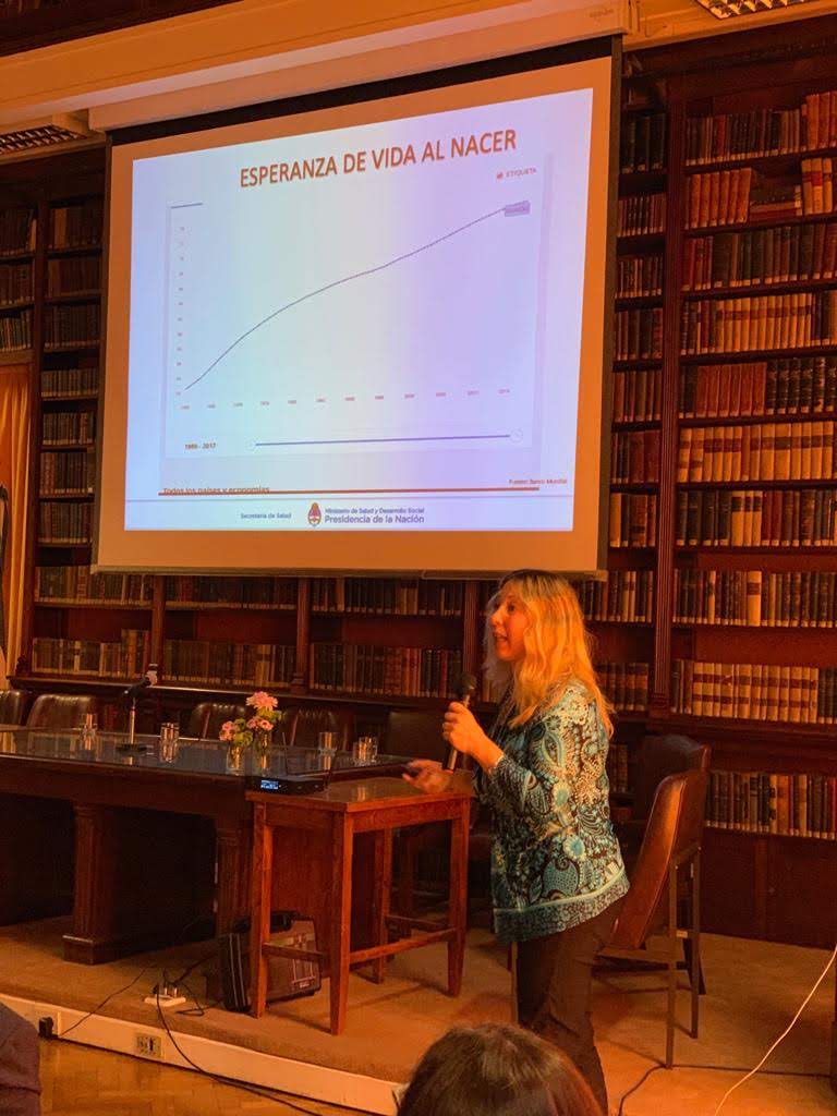 ArgentinaRafca's tweet photo. Primer encuetro #RAFCA, Academia Nacional de Medicina. La Dra. Jarolavsky Claudia presentó el Programa Nacional de Envejecimiento Activo y Salud del Ministerio de Salud de la Nación (ProNEAS), donde se expuso el Programa de caídas en el adulto mayor. @SaludyDSocialAr https://t.co/MU7EVJ2BTZ