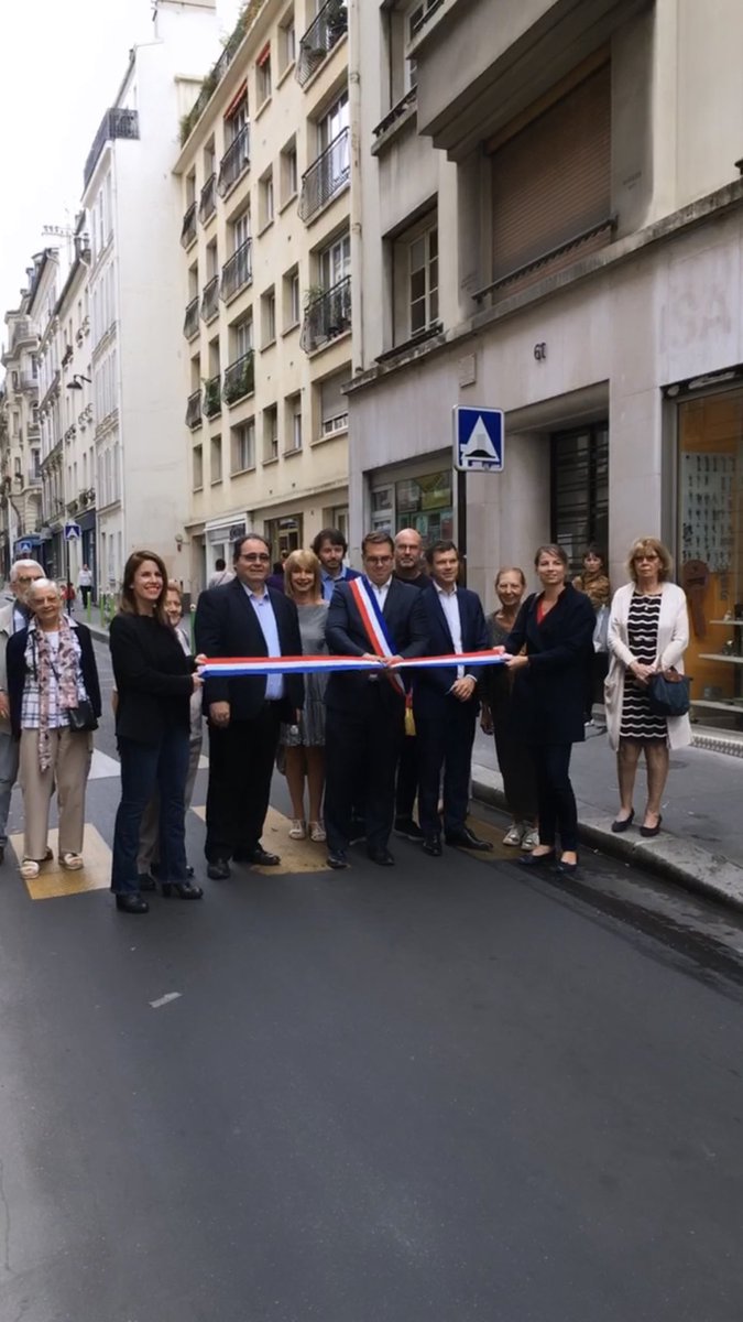 ValerieNahmias's tweet photo. Inauguration de #vertiges sur la rue #laCondamine #Paris17 avec  @geoffroyboulard @Alix_Bougeret @GuerrePhil @H_Charp et les #CCQ #Batignolles + #MLK. C’est 17 nuances de #vert pour embellir les rues bétonnées sans végétation. Un beau pari, réussi! Merci @LeCyKlop https://t.co/ZCdfCHYtam
