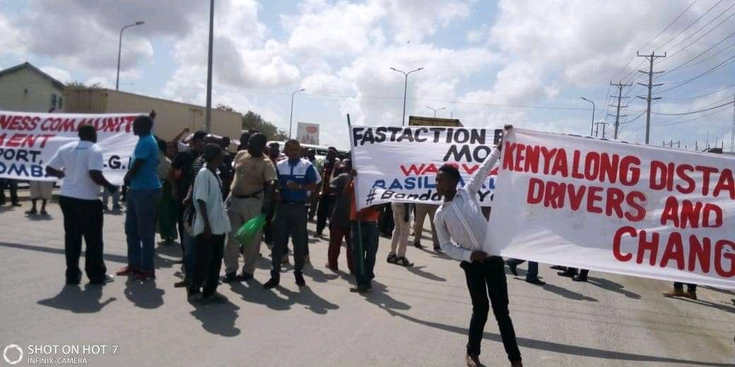 solo_ambuku's tweet photo. @anselmn__ @MuhangaMike @BrutalHonest3 @DavidNakome @uonbi @HassanAliJoho @MohaJichoPevu @jubileepartyHQs @JamesMacharia_ Some of us have remained consistent on our apprehensions on the infamous #SGR . Resist relocation of jobs from #Mombasa to #Nairobi and #Naivasha, support #MombasaBusinessDemos and defend the #MombasaEconomy from enemies of #Mombasa. To #OkoaMombasa, we must #ResistStateCapture ! https://t.co/p6KMaR0Ss7