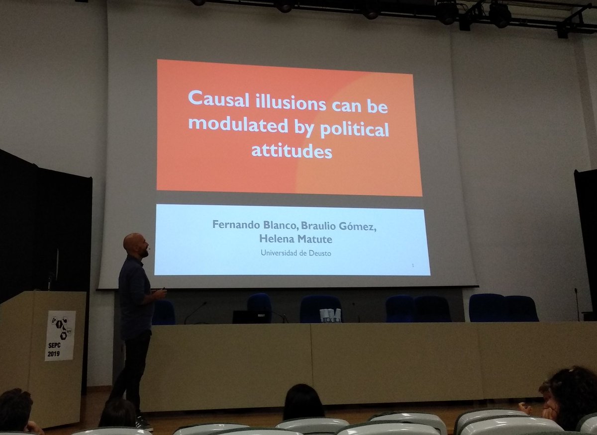 Cristrinaranjus's tweet photo. La cuarta sesión de comunicaciones orales en el #SEPC2019 empieza con @FBpsy hablando sobre cómo las ilusiones causales pueden ser moduladas por las actitudes políticas. https://t.co/MAtioLrxTk