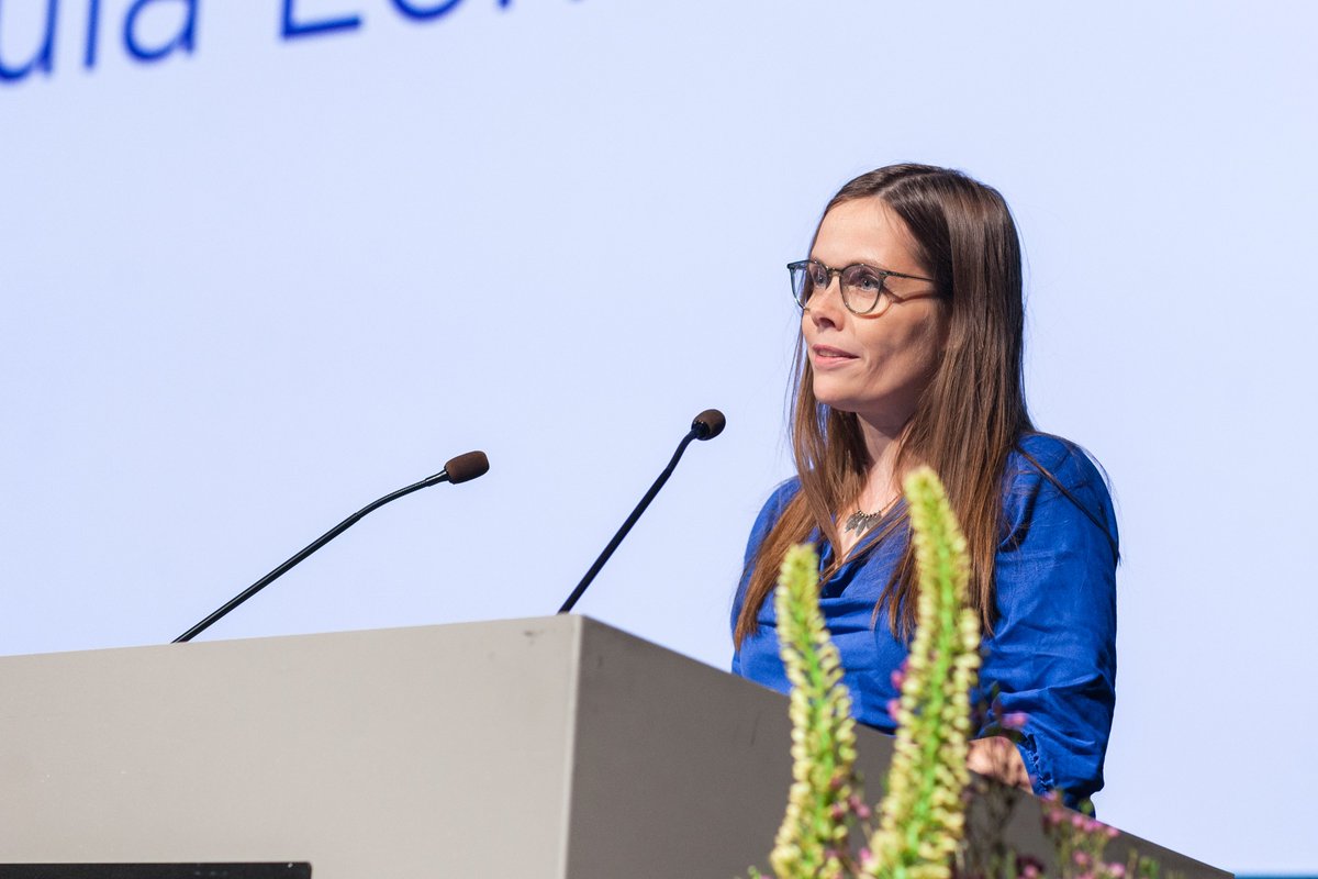 Forsætisráðherra opnaði alþjóðlega ráðstefnu um #metoo sem nú stendur yfir í Hörpu. Yfir 800 manns taka þátt í  ráðstefnunni og um áttatíu fyrirlesarar stíga í pontu. #MeTooReykjavik  bit.ly/2kpcBBa