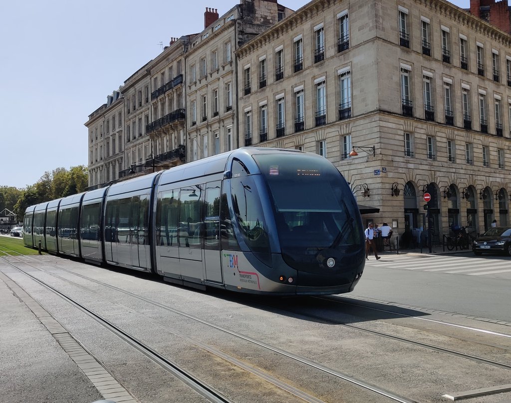MedMezghani's tweet photo. #Bordeaux tramway : no catenaries, no visual pollution #TheArtOfPublicTransport https://t.co/wVTqINV2n5