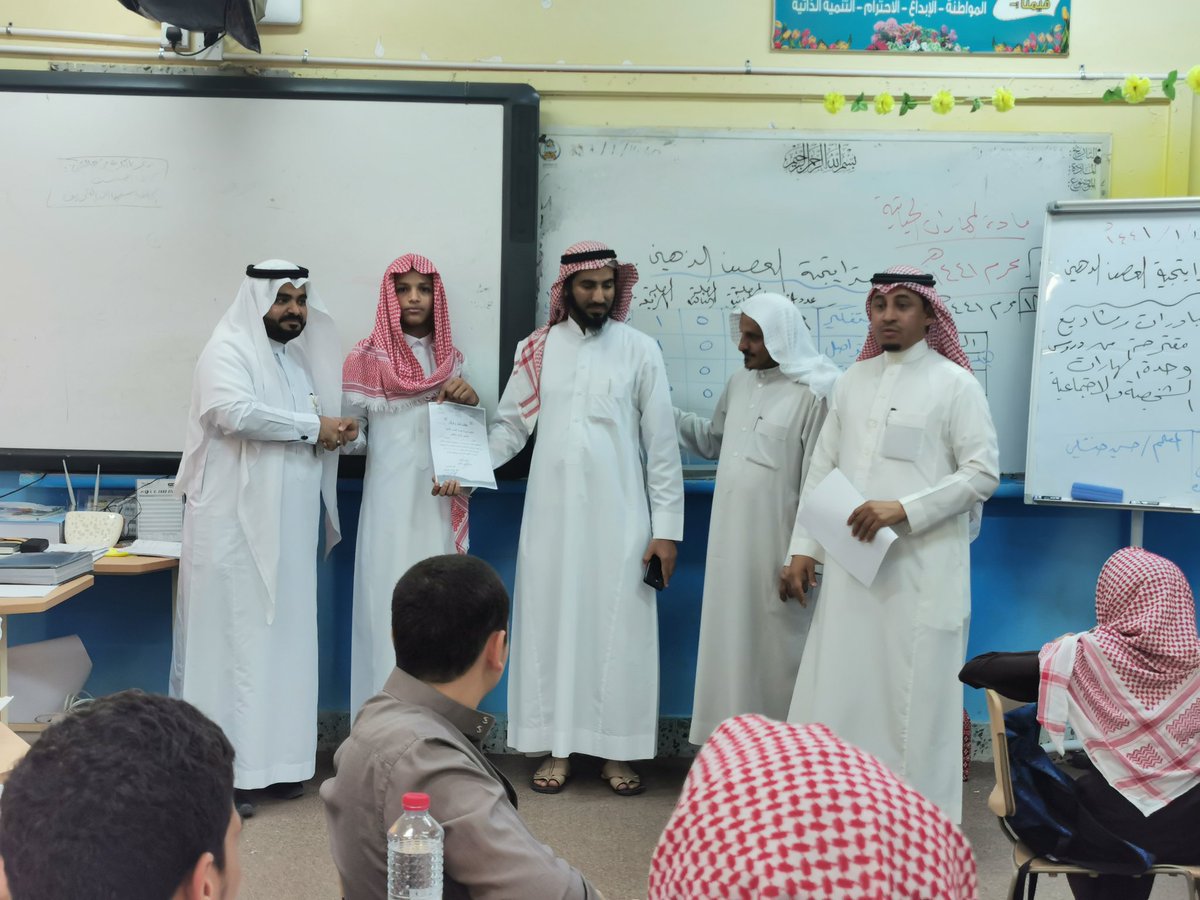 abufras3400's tweet photo. استراتيجية العصف الذهني
نفذ طلاب الصف الثالث الثانوي الشعبة الثانية ولمدة أربعة أيام استراتيجية العصف الذهني في وحدة المهارات الشخصية والاجتماعية
التنافس بين خمس مجموعات https://t.co/WktVMFlMJ5