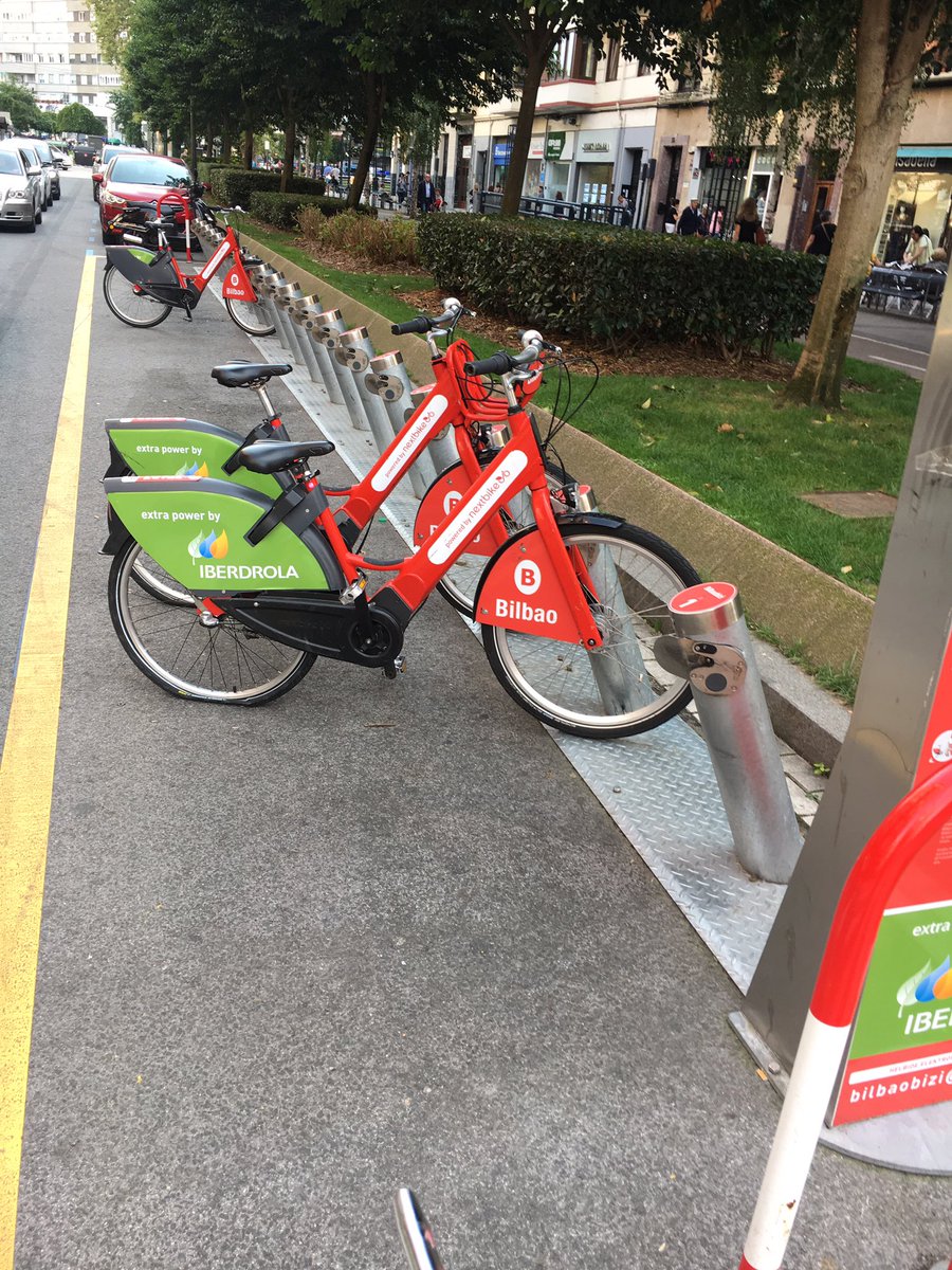 #bilbaobizi <a href="/bilbao_udala/">Bilbao [Udala - Ayuntamiento]</a> 
2 días llevan estas dos bicis pinchadas en Doctor Areilza, otras sin cadena, con el QR roto y otros defectos. Pero qué descontrol es este? Qué servicio municipal? Los que las necesitamos a diario para ir a trabajar que hacemos??