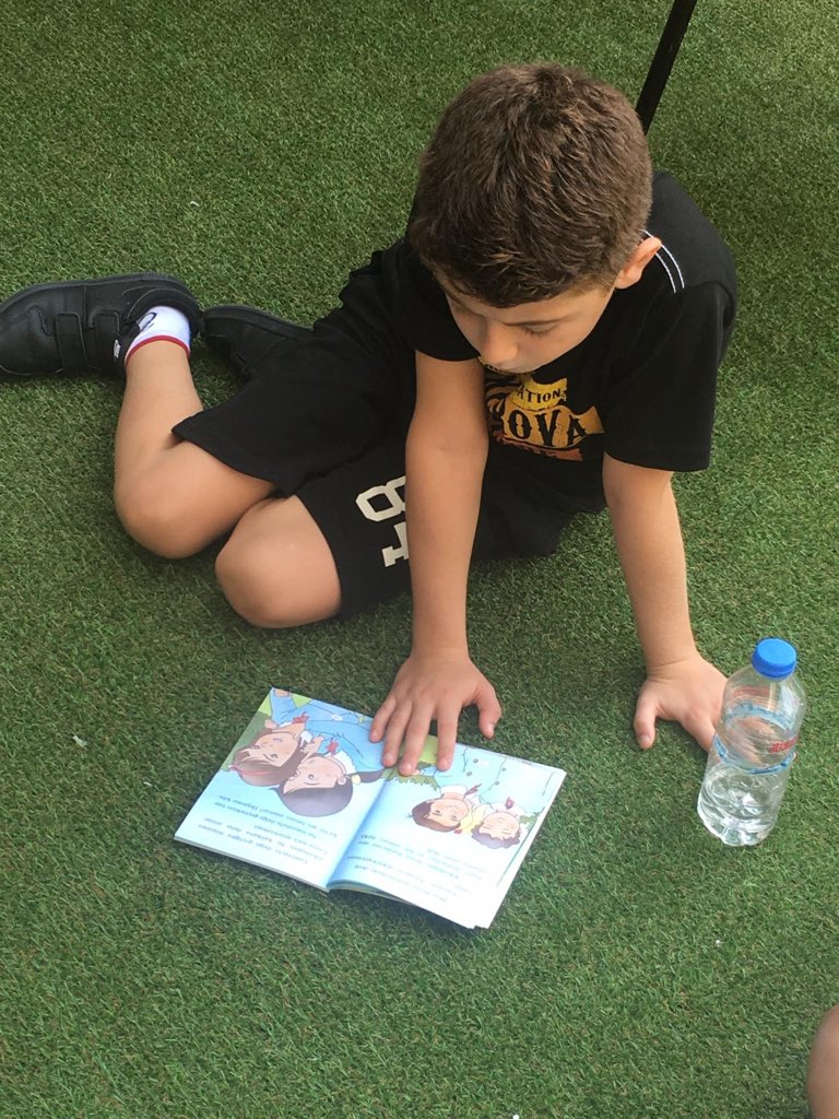 @mersincukurovaokulla rı öğrencileri öğle arasında 20 dk.Kitap okuyor.Okuduğunu anlama,düşünceleri yorumlama,bunları zihninde yapılandırarak değerlendirme ve ilişki kurma süreçlerini temel beceri olarak kazanmış olmaları günde en az 20 dk.Kitap okuyarak kazanılması hedefleniyor.