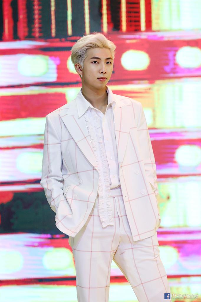 KIM_ARMYs41's tweet photo. @BTS_twt [ thread facebook photo ]
#BTS After Chuseok photo 2019

#SunshineBangtan #Swagbangtan #SuitableforARMY
#GiftForARMY #BackHomeSafely
@BTS_twt

part 1/4 Namjoon https://t.co/AGCtkUx0HR