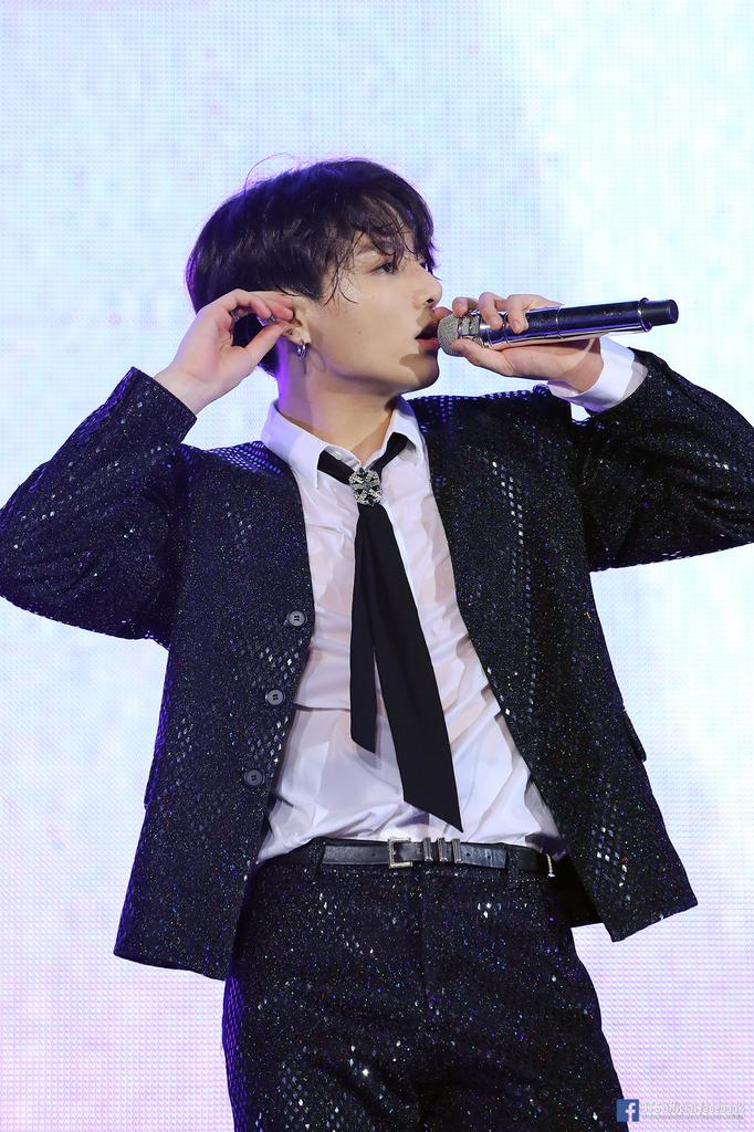 KIM_ARMYs41's tweet photo. @BTS_twt [ thread facebook photo ]
#BTS After Chuseok photo 2019

#SunshineBangtan #Swagbangtan #SuitableforARMY
#GiftForARMY #BackHomeSafely
@BTS_twt

part 4/4 Taehyung Jungkook https://t.co/EiCu4gBlzH