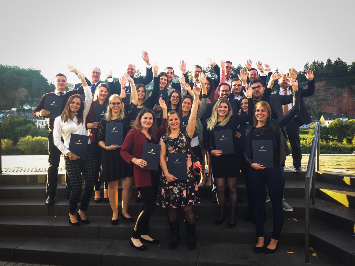 Silke_Heinz's tweet photo. Ein ausgesprochen guter #Bankfachwirt-Studiengang feiert heute in #Trier seinen Abschluss! Herzlichen Glückwunsch und auf ein Wiedersehen im #Betriebswirt oder #Bachelor @FrankfurtSchool https://t.co/FFuIFP8x7e