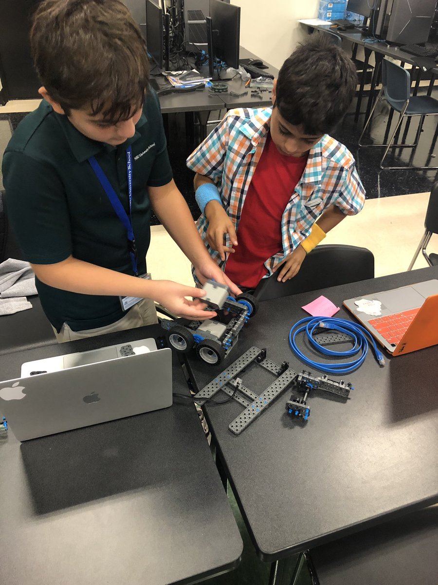MrBanksC_R's tweet photo. 6th graders working on their first robot  builds https://t.co/VjDQhOdnjy