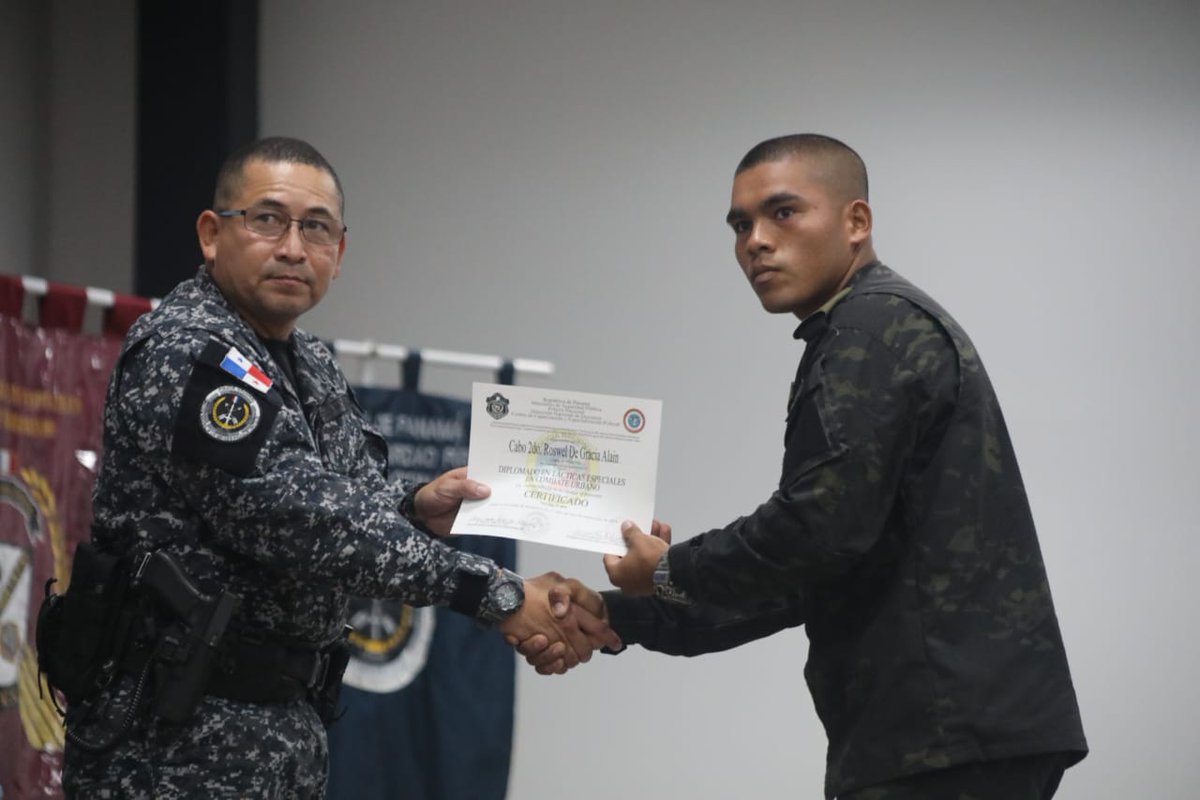 SPIPanama's tweet photo. Con el objetivo de ampliar los conocimientos, los Cabos 2do. Fernando Jaramillo y Roswell De Gracia @SPIPanama, participan del #1erDiplomado Nacional y el #2doCurso Internacional de Tácticas Especiales en Combate Urbano dictado por @ProtegeryServir #ISPOL #ElSPIContigo. https://t.co/MK8yGoWak3