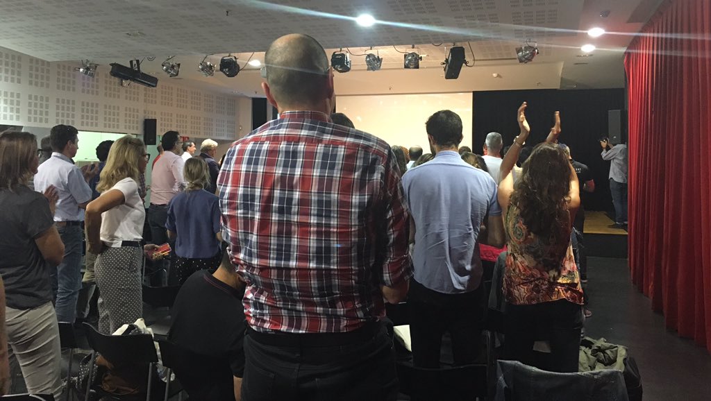 janespeight's tweet image. Standing ovation for Jakob &amp;amp; Linzi who shared such a powerful &amp;amp; emotional story at #hackinghealth of what #OpenAPS #Looping means for them as a teenager w #Type1diabetes &amp;amp; his mum #EASD2019