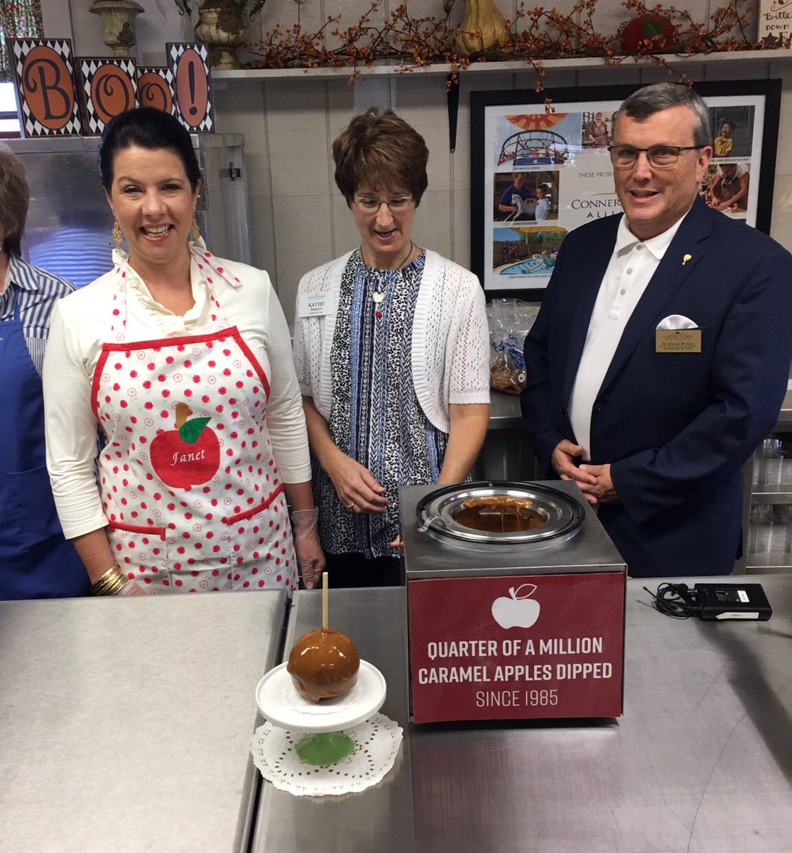 NormanOBurns's tweet image. We had the pleasure of hosting @FLJanetHolcomb as she dipped The Apple Store’s 1/4 of a millionth apple today.

Janet then toured CP and took a ride in the balloon. Thank you for your support, Janet!

Visit The Apple Store today.

#ConnerPrairie #AppleStoreAtCP @PrairieAlliance