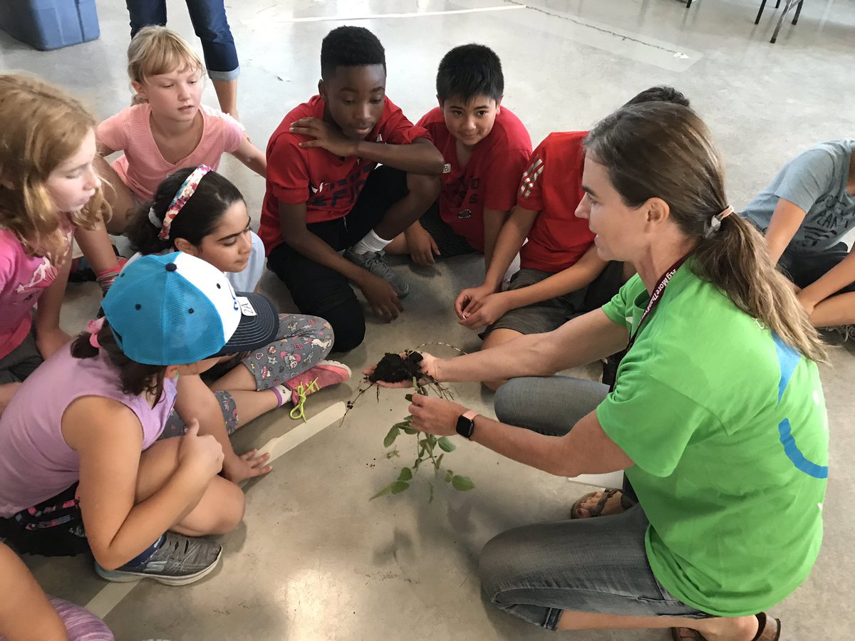 MmeDebbieDuncan's tweet photo. Learning about nutrients for the crops @aitcmb @varennesLRSD #amazingag https://t.co/PEJmSxo7Xa