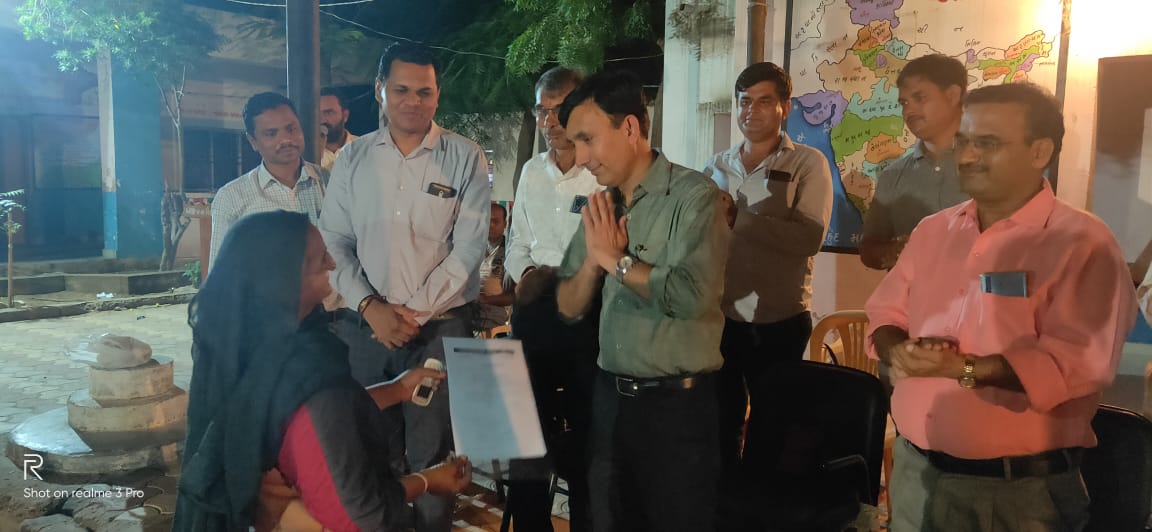 પ્રાંત અંજાર સાહેબની અધ્યક્ષતામાં ગાંધીધામ તાલુકાના પડાણા ગામે રાત્રિ રોકાણ. વિધવા સહાય યોજના હુકમ વિધવા માતાઓને અપાય. @CollectorKutch <a href="/PrantAnjar/">SDM ANJAR</a>