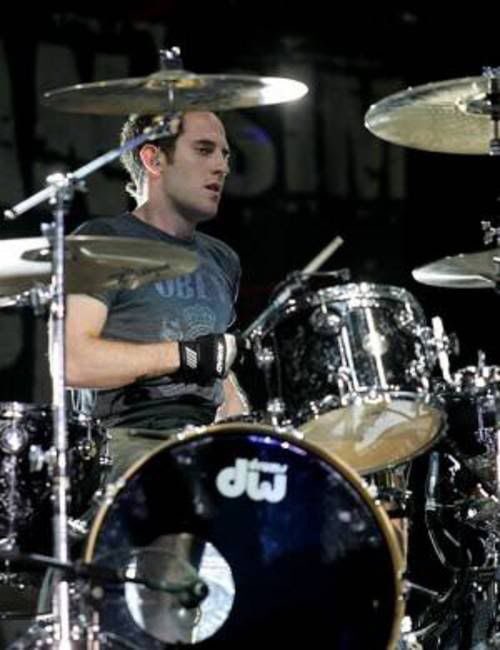Chuck Comeau cumple 40 años!!! El mismo día que cumples años Tú    happy Birthday!!! 