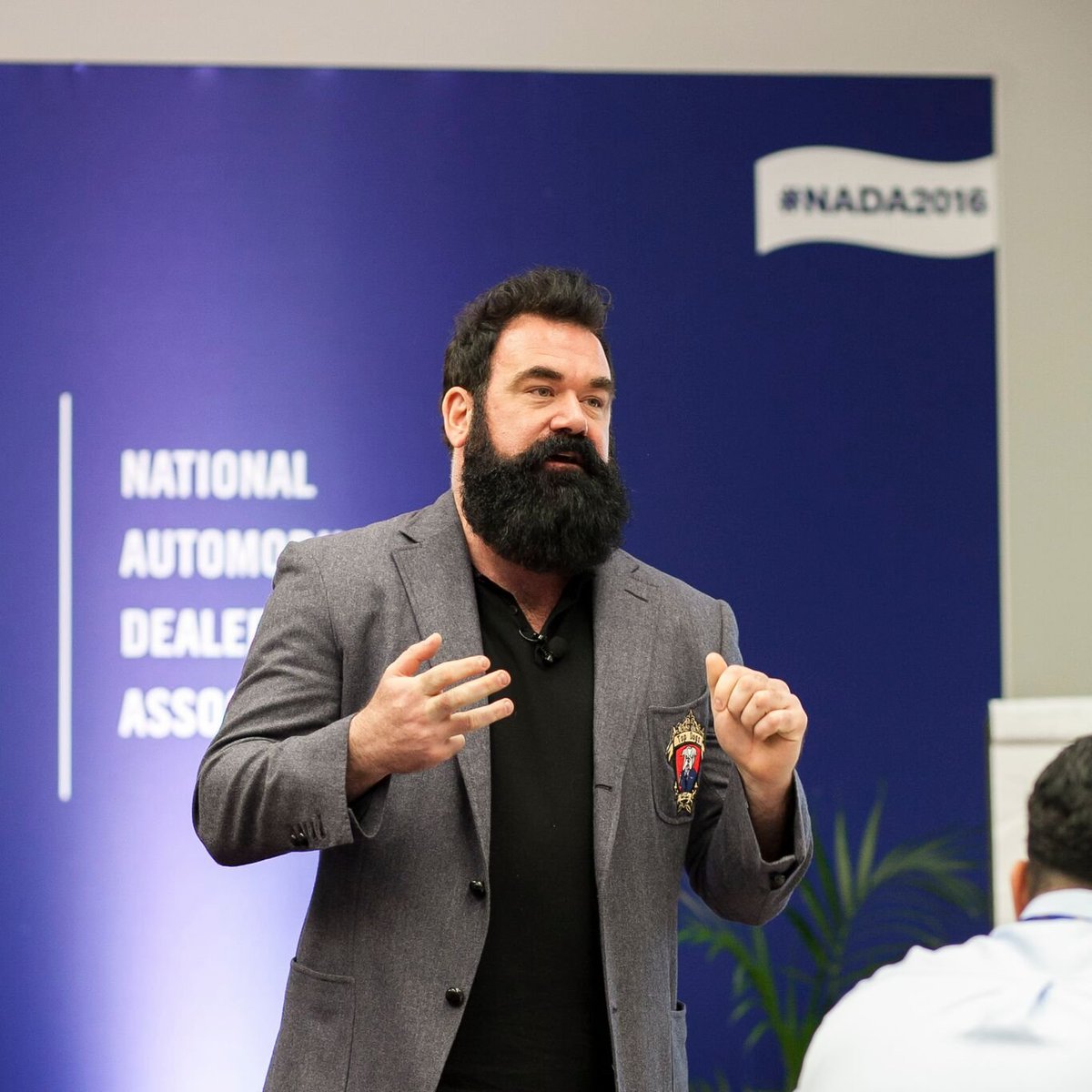 One major difference between #leaders and #followers is that leaders are great public speakers and demonstrate #confidence. That confidence is one of the most important tools for #success.
#entreprenuer #business #businesscoach