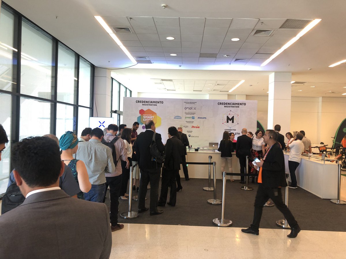 gbmribeiro's tweet photo. Bem-vindo ao século XX. Fila, retenção de documentos numa feira de Smart Cities. #csc #fail https://t.co/uPPlov2G10
