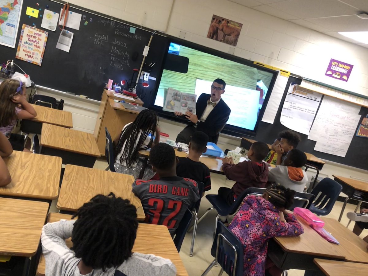 LauraJurgens's tweet photo. So great to see principals in classrooms, especially promoting a love for literacy! @brycejohnson77 #tylertigers #aloveforreading📚 @TylerTigersRoar https://t.co/1Xazb9HKbm