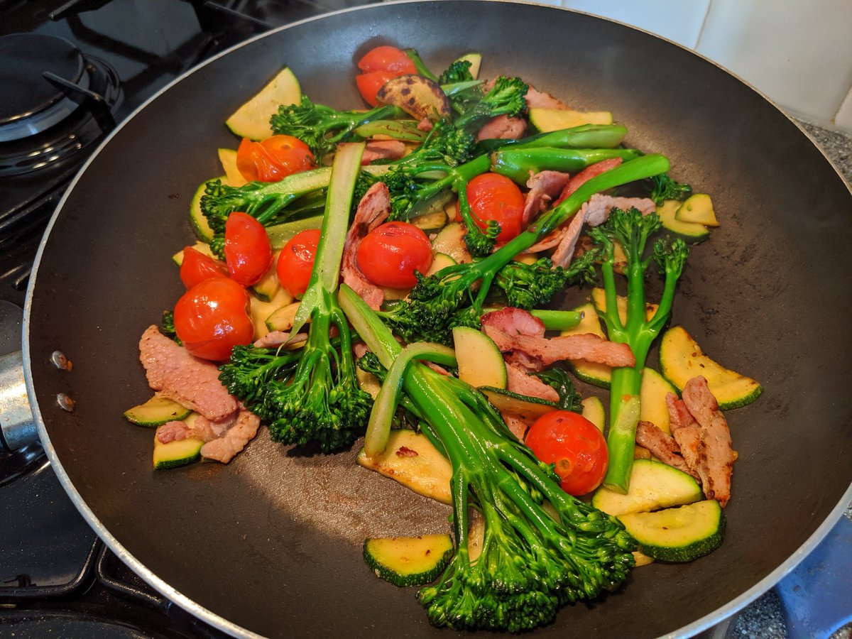 nerdycosplay's tweet photo. Made one of the meals from Lean in 15 by @thebodycoach. Was really tasty and probably the healthiest thing I've eaten in a long time. https://t.co/4ZpppizIAA