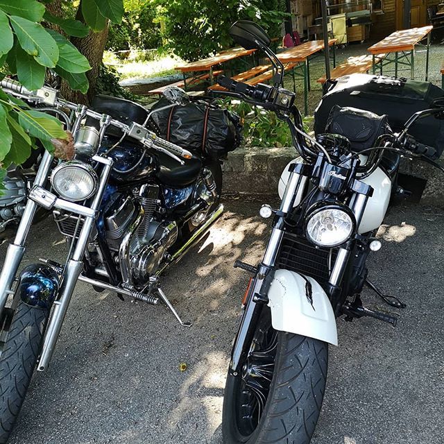 MosBikeBlog's tweet photo. 🌳Schattenparker🌳
Im Landhotel Neuhof gibt's nette Plätzchen unter der Kastanie.
Wir waren sicher nicht das letzte Mal da!
Für Motorradfahrer ein idealer Ort im Bayerischen Wald.
*unbezahlte Werbung*
.
.
#motorrad #mosbikeblog #landhotelneuhof #zentin… https://t.co/10LeNrt91o https://t.co/qicHyoJKrJ