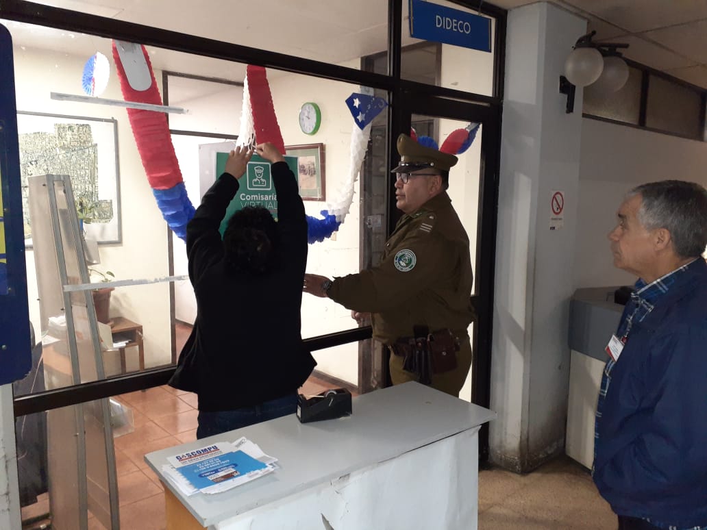 comisaria_21's tweet photo. #EstaciónCentral Oficina Micc. 21° Comisaría @Carabdechile  Realiza difusión de "Comisaría VIRTUAL" en sala de atención al público de la #MunicipalidadEstaciónCentral #LaPrevencionEsNuestraEsencia  #OrdenyPatria https://t.co/BmT8CTEUif