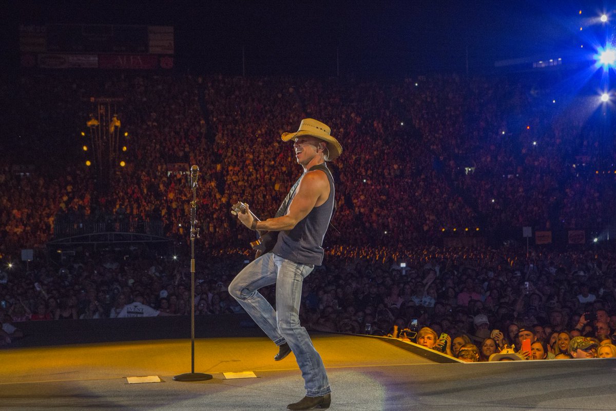 kennychesney's tweet photo. #noshoesnation https://t.co/oKtPb7SuHm