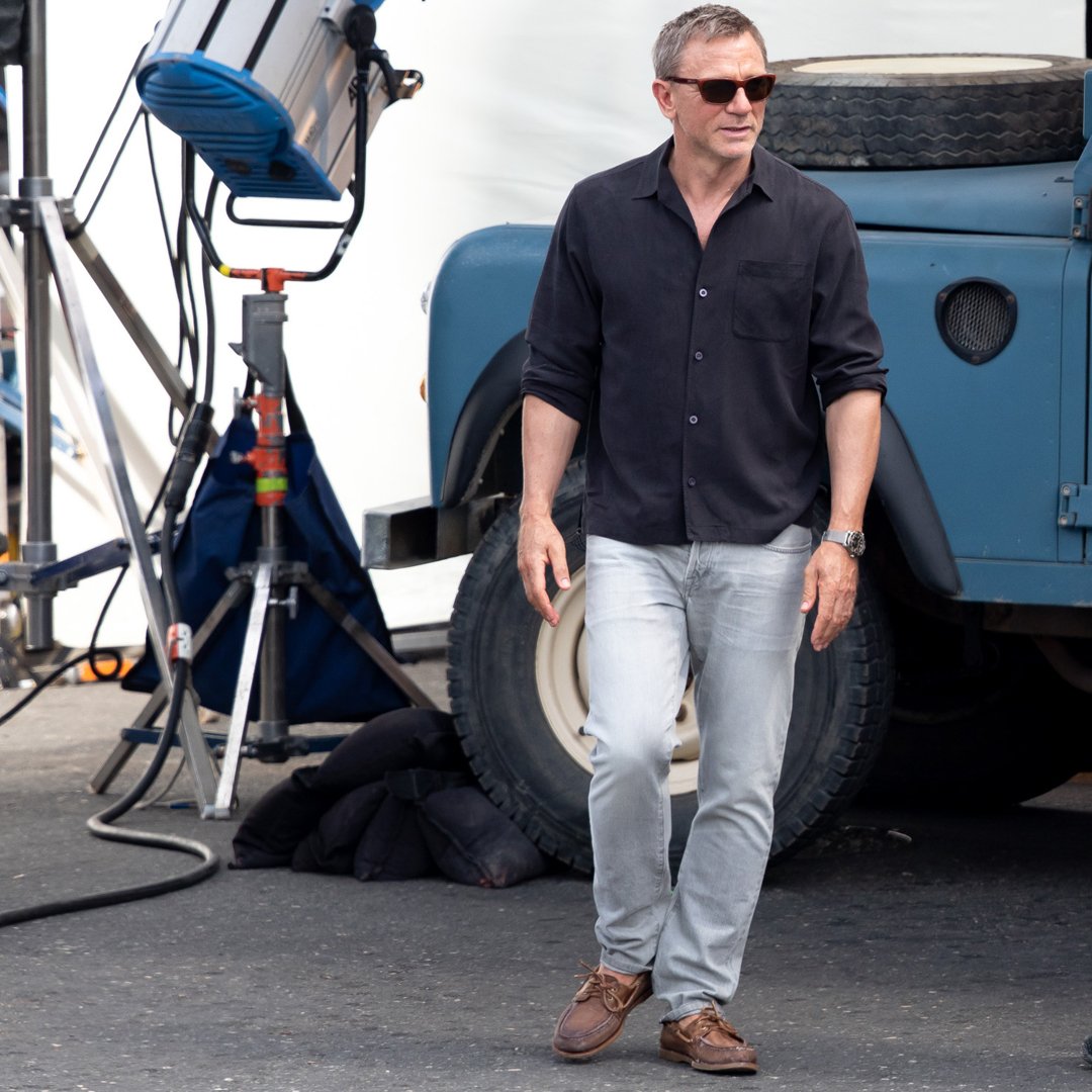 Bond Lifestyle on X: "Check out Bond Lifestyle's Ultimate Guide to #NoTimeToDie for James Bond's #NoTimeToDie Jamaica outfit including @TomFord jeans, shoes, @TommyBahama shirt and @vuarnetofficiel sunglasses and @omegawatches Seamaster watch