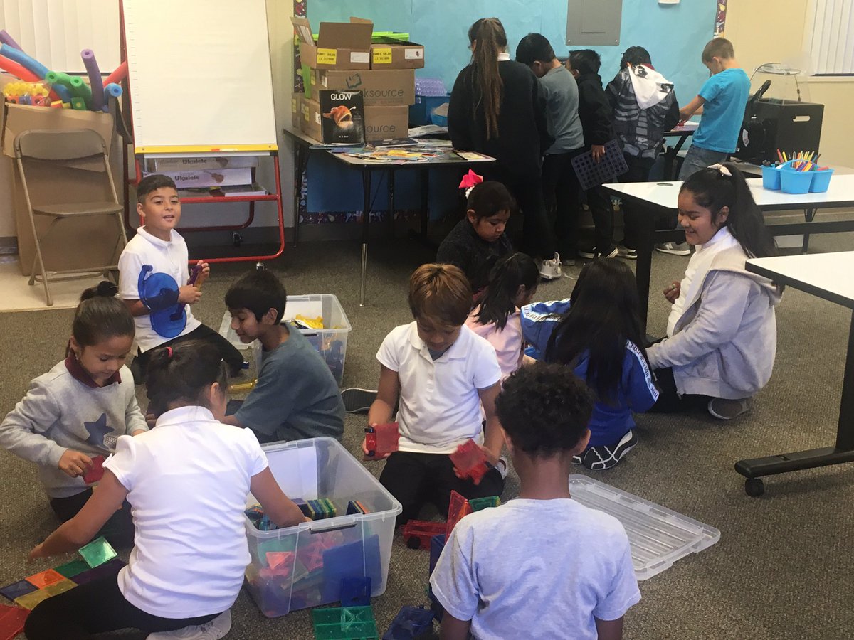 willhalmtweets's tweet photo. Maker Lab is officially open for the 2019-2020 school year. We were at capacity this recess. https://t.co/7ergrwxwuH
