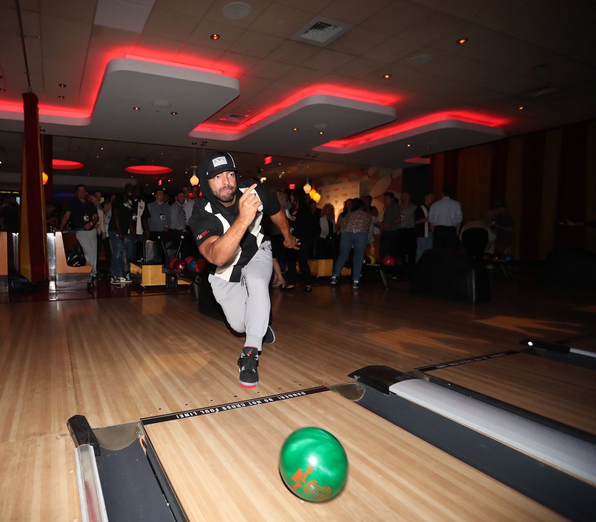 KVN_03's tweet photo. S/O @SweetFeet_White for letting me come thru and bowl some strikes! Look at that finish doeee Straight 🔥🔥🔥🔥 #turkeyking #strikesonly https://t.co/Nlf9KifN0x
