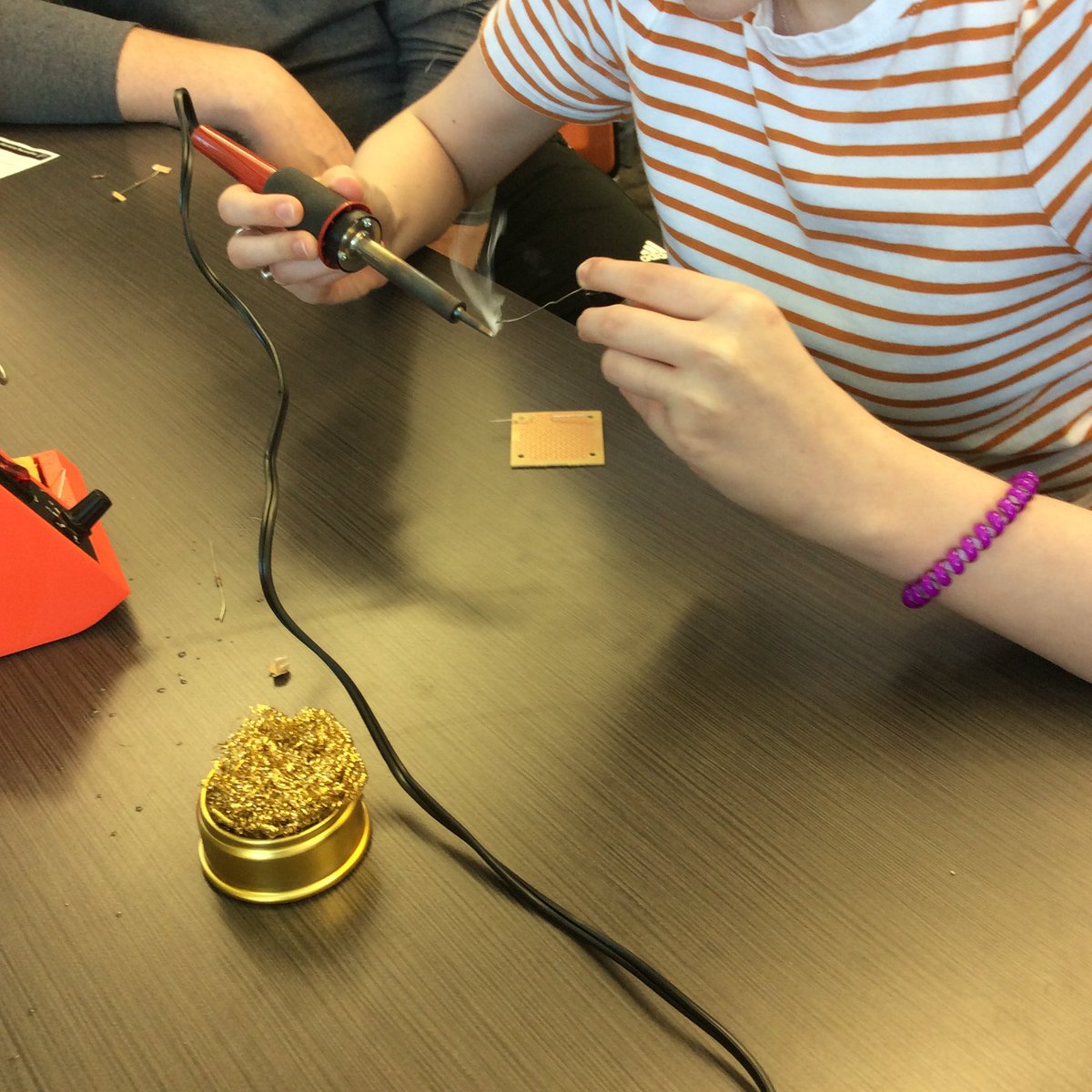 UIEngLib's tweet photo. #Learn&Create basic soldering workshop! #soldering #creativespace #uienglib https://t.co/5twWEUuMGG