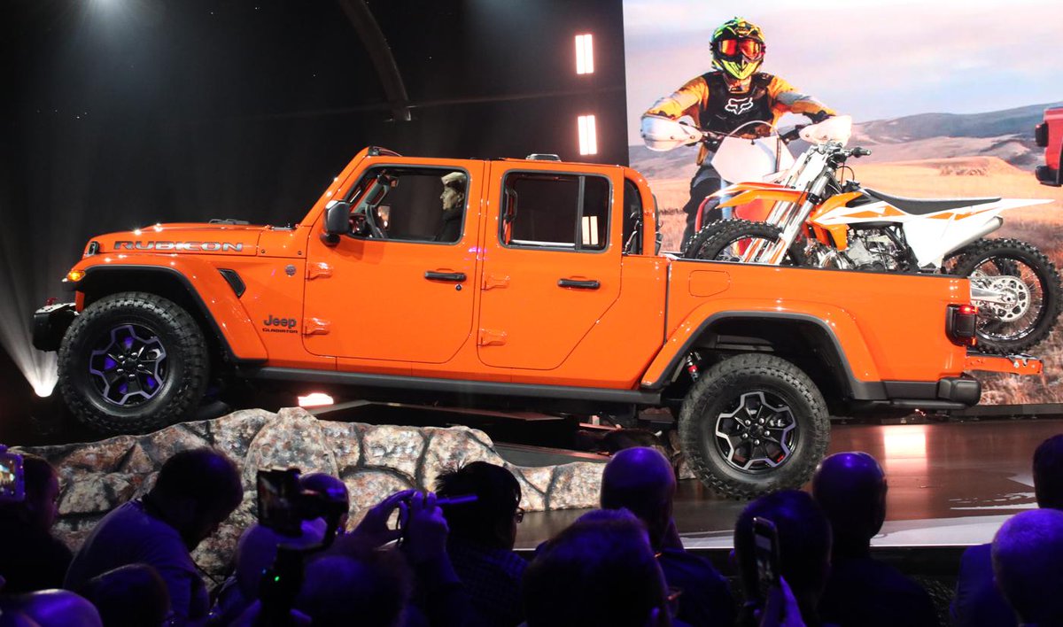 theCarChat's tweet photo. Haven't we been waiting a long time for a Jeep pickup? (27 years) Well now it's here, the Gladiator!! #jeepgladiator #jeeplife #2020gladiator https://t.co/92oTa3SnDn https://t.co/mACQZTgnqX