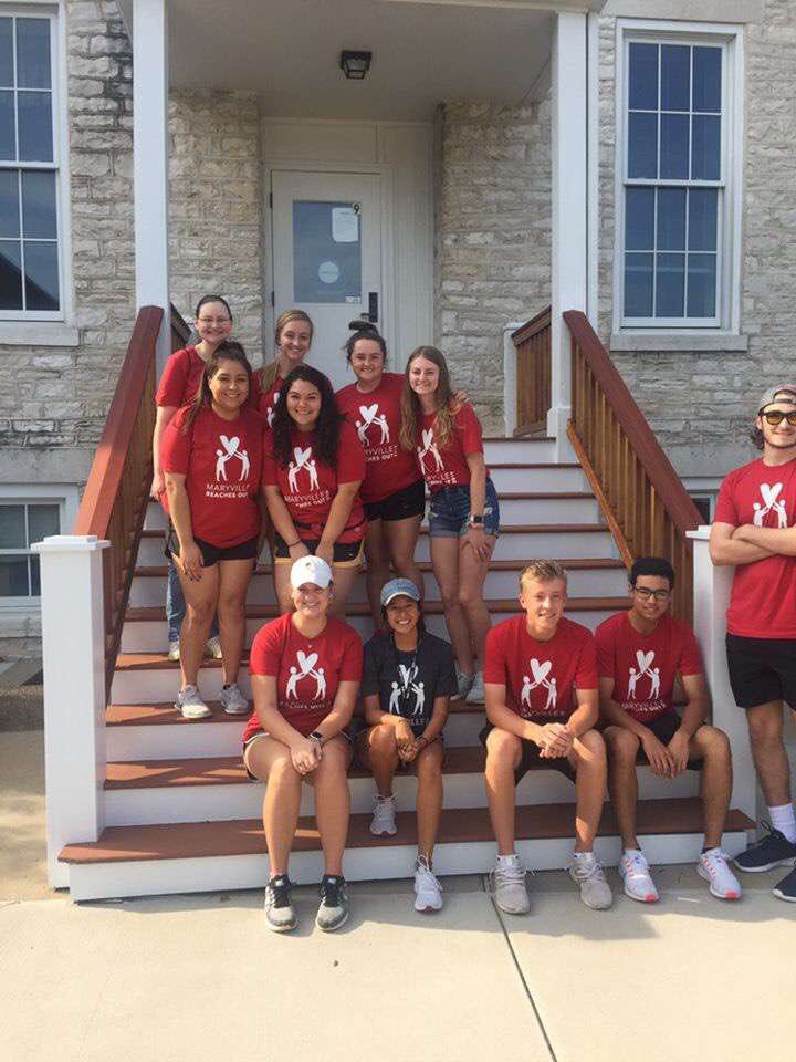 MaryvilleMGolf's tweet photo. While some were in Illinois competing, some of us were out in the community serving others! #MRO19 @musaintscup @Stacy_MUscience https://t.co/lzLg3176Nn
