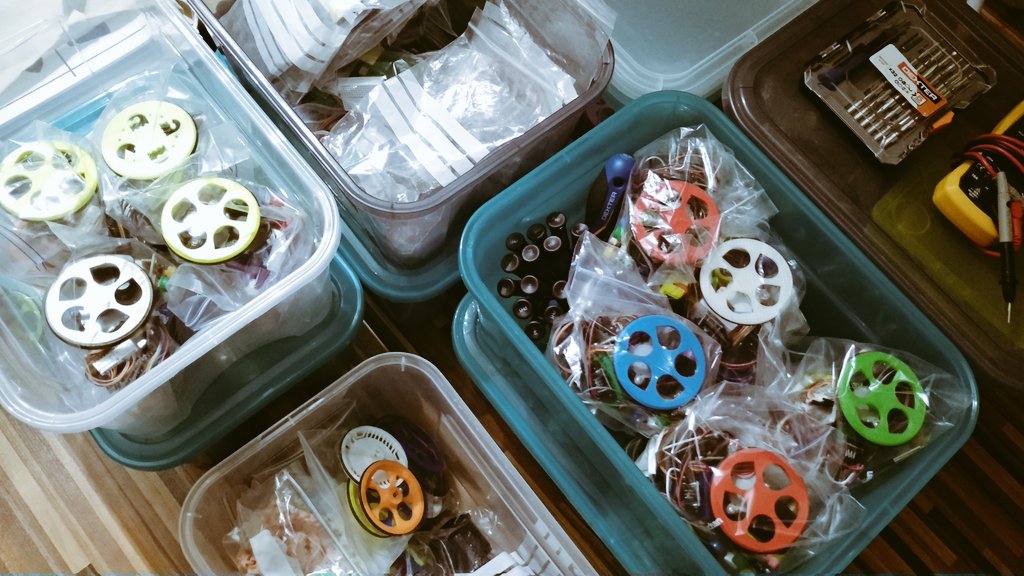 pablorubma's tweet image. Hay días que es complicado compaginar el trabajo con tu hobby. Sobre todo cuando se te ha ido de las manos por completo 😆

Tarde revisando material para viajar el jueves con la #escornaresistencia a Llerena #Demolabmaker 🙈 

Be freak and keep on smiling madafakas 🤓