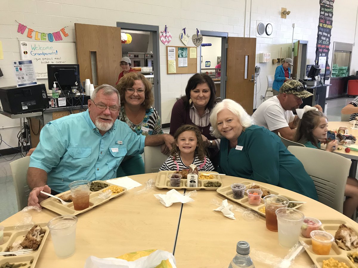 nmiller_class's tweet photo. We ❤️ our grandparents! @WhiteKnollElem #Grandparentlunch https://t.co/Ue1UiSAMtQ