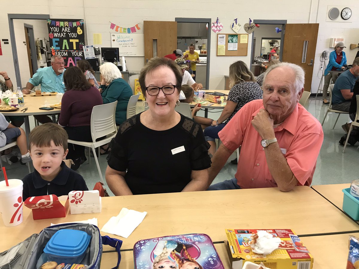 nmiller_class's tweet photo. Grandparents are great! @WhiteKnollElem #Grandparentlunch https://t.co/057AKJjIzQ