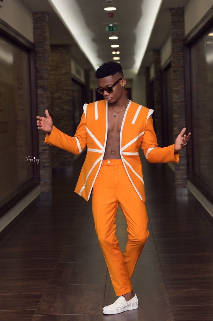 sbnconnects's tweet photo. @lynxghana signnee, @KiDiMusic, was well glamours at the just ended 2019 @GlitzAfrica Awards.
He was more admired when he handled the microphone and sounded more passionate in his vocals to the attendees.
#SBNUpdates #glitzstyleawards19 #Fashion #SBN|@sbnconnects https://t.co/w7HaN9lGo9