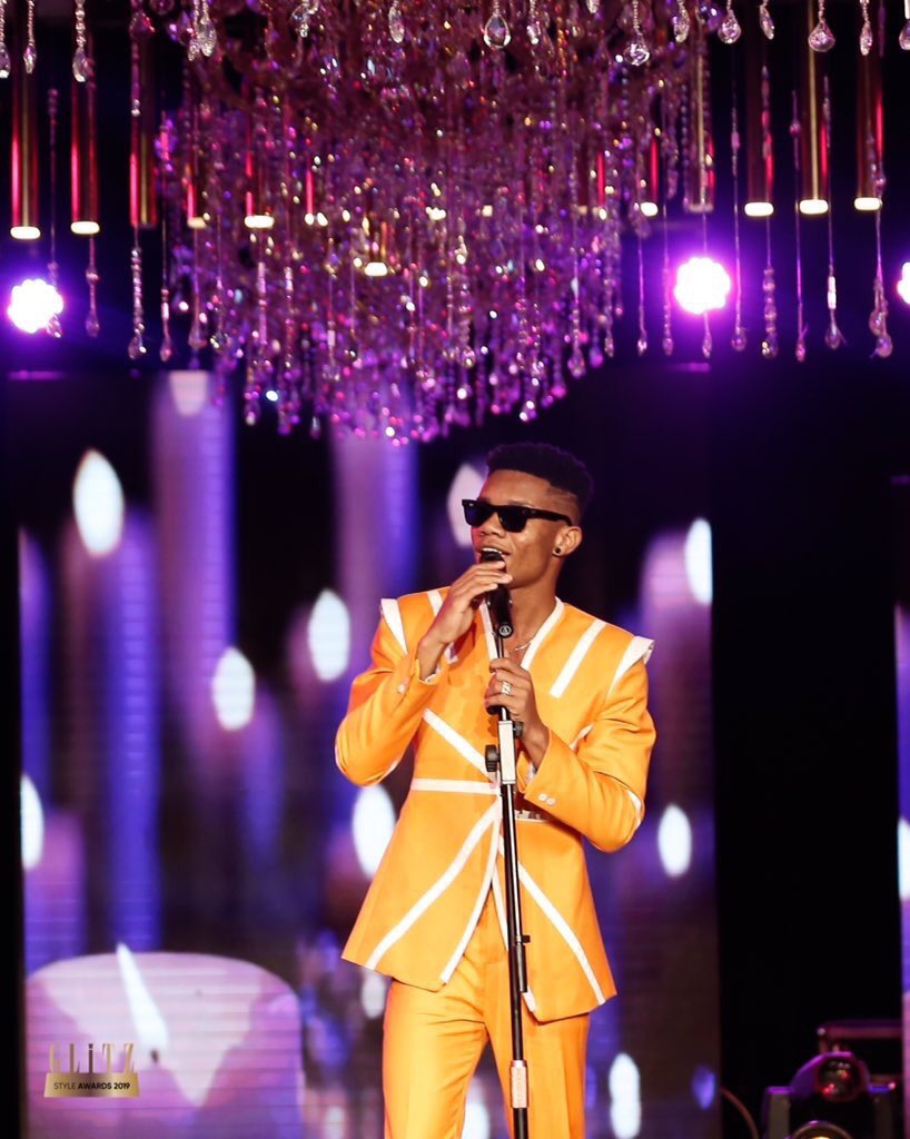 sbnconnects's tweet photo. @lynxghana signnee, @KiDiMusic, was well glamours at the just ended 2019 @GlitzAfrica Awards.
He was more admired when he handled the microphone and sounded more passionate in his vocals to the attendees.
#SBNUpdates #glitzstyleawards19 #Fashion #SBN|@sbnconnects https://t.co/w7HaN9lGo9