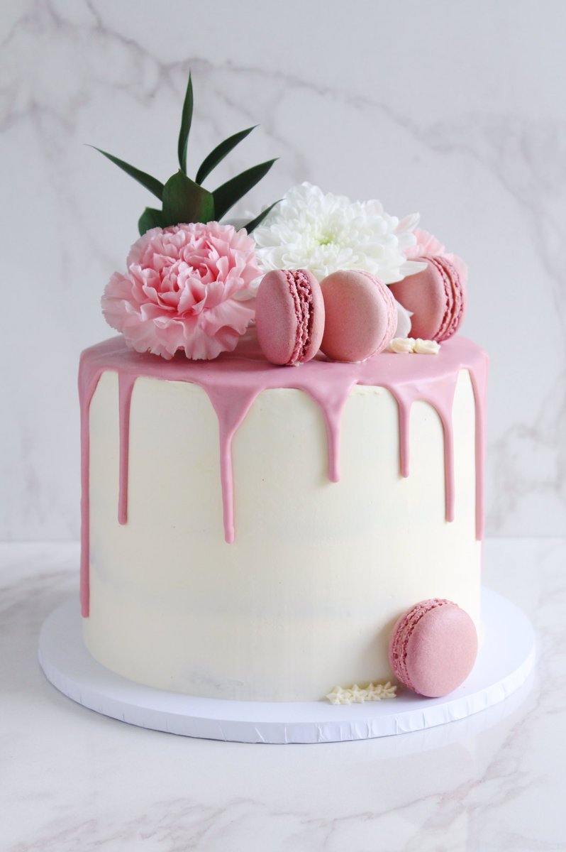 HannahJBakes's tweet photo. A simple vanilla cake filled with raspberry compote and white chocolate ganache for a baby shower a couple of weeks ago! I loved decorating this one with fresh flowers and pink macs - so pretty 🌸 https://t.co/tWRaAAgyFw