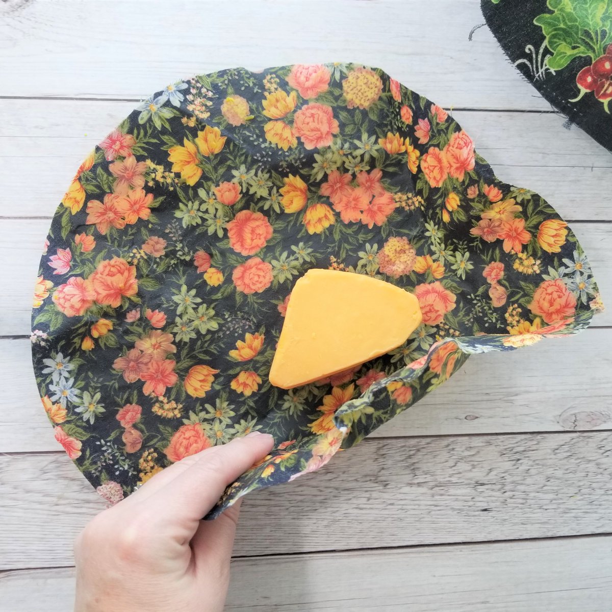 SewSimpleHome's tweet image. I&apos;ve been trying some new ways of storing food in the kitchen.  My favorite so far, beeswax wrap.  Way simple to make and works so nice!
.
Check out how on the blog.
.
#sewsimplehome #beeswaxwrap #beeswax #fabriccraft